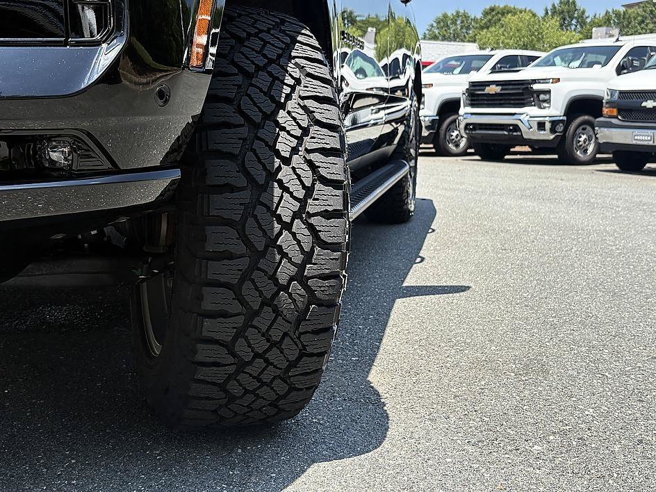 Used 2025 Black Chevrolet Z71 image 30
