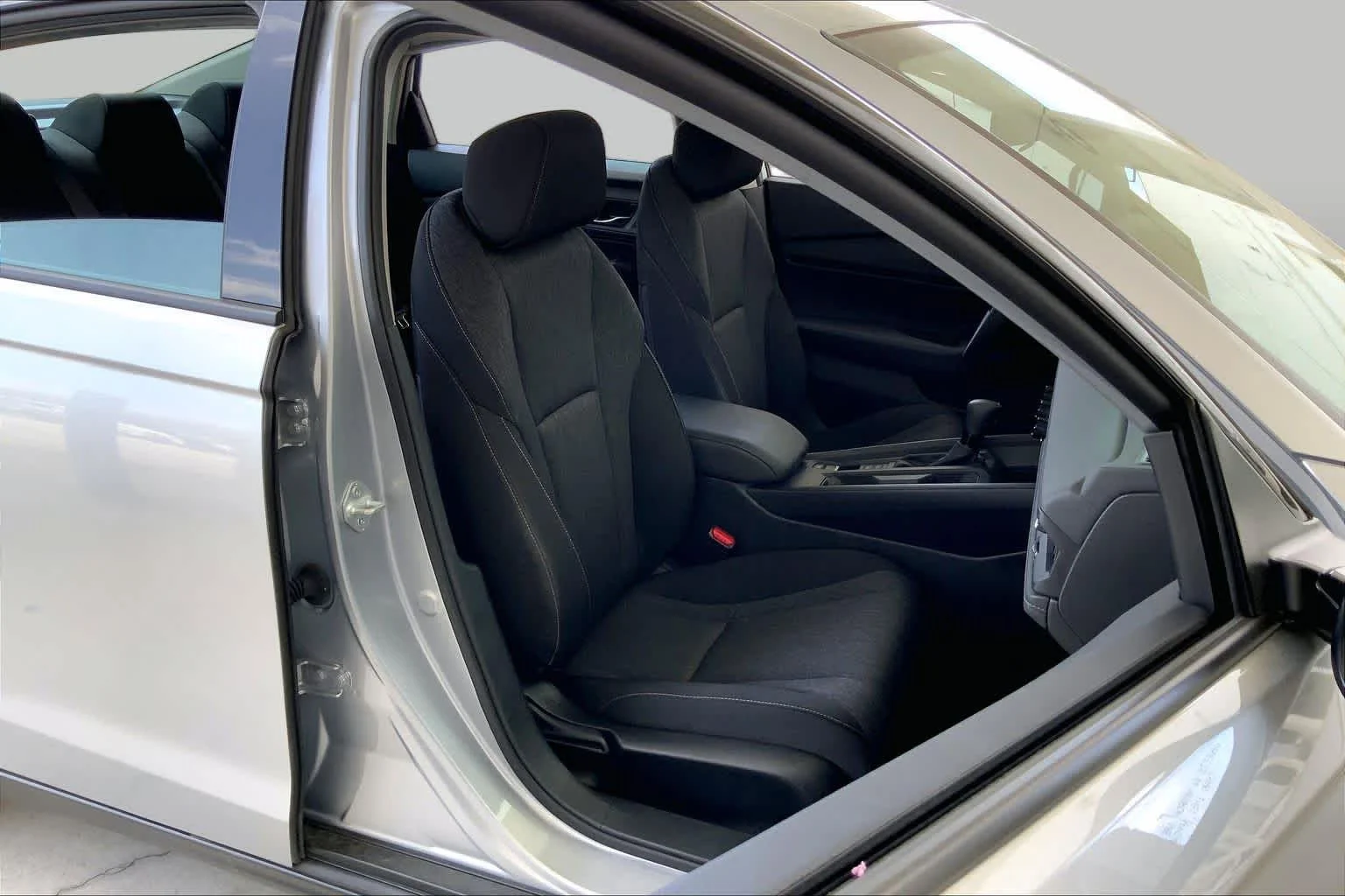 Used 2025 Solar Silver Metallic Honda SE image 12