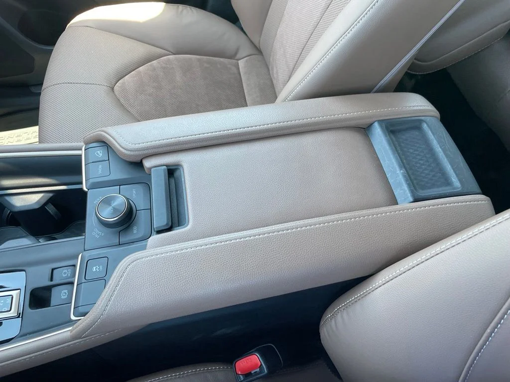 Used 2025 White Toyota MAX Platinum image 41