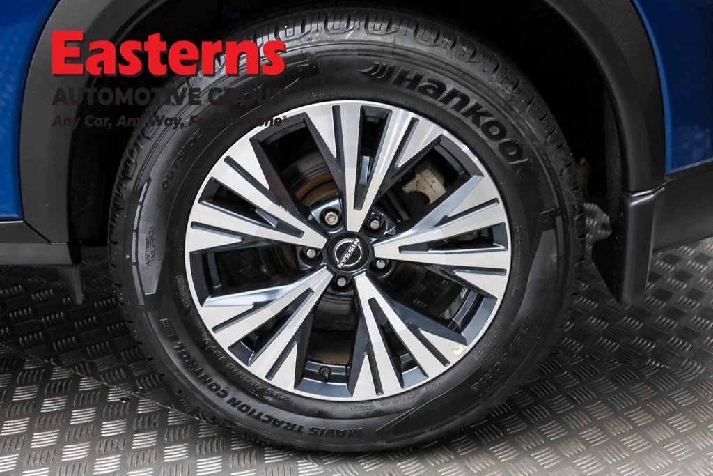 Used 2022 Blue Nissan SV image 8