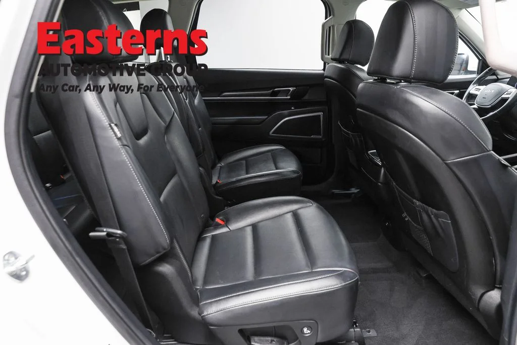 Used 2025 White Kia S image 24