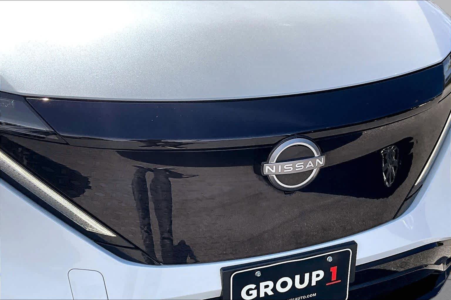 Used 2023 Everest White Pearl Tricoat/Black Diamond Pearl Nissan VENTURE+ image 28