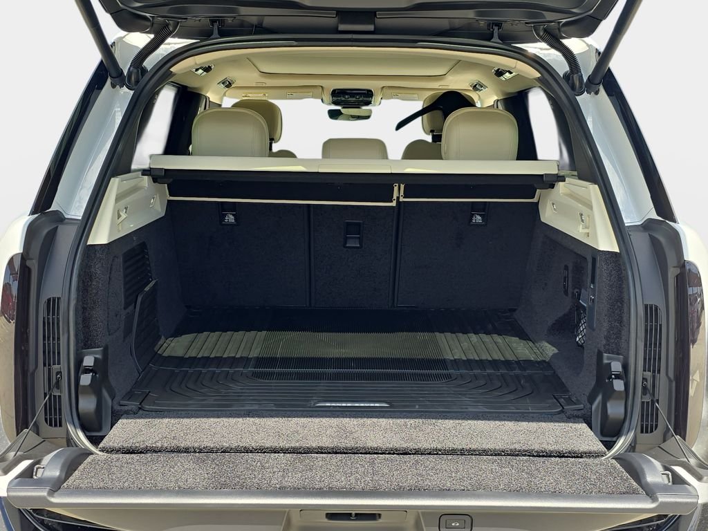 New 2026 Fuji White Land Rover SE image 12