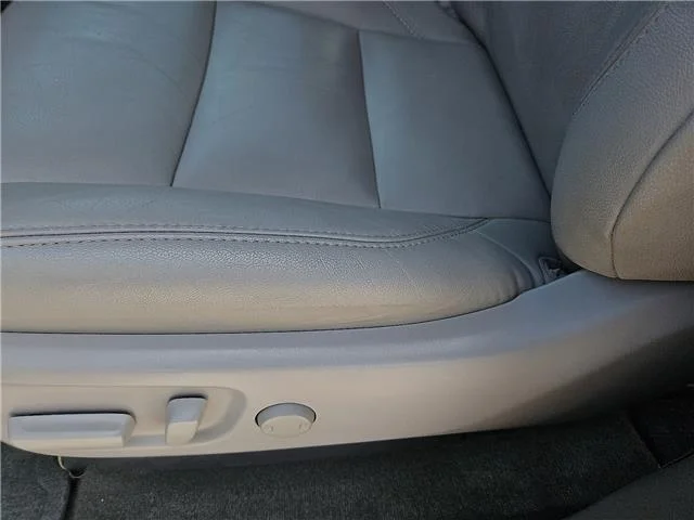 Used 2017 Predawn Gray Mica Toyota XLE 8 Passenger Front-wheel Drive Passenger image 12