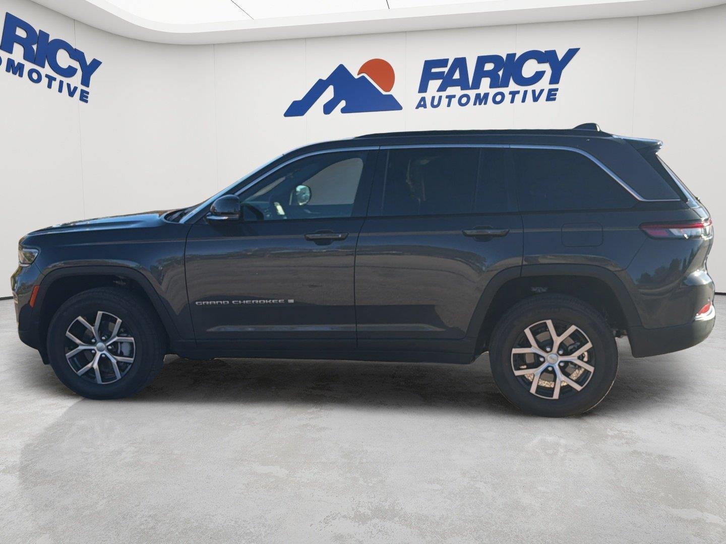 Used 2025  Jeep Limited image 14