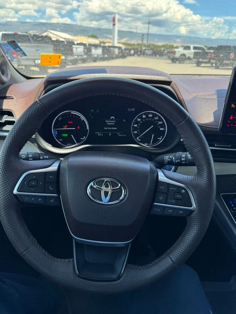 Used 2023 Pearl Toyota Platinum image 17
