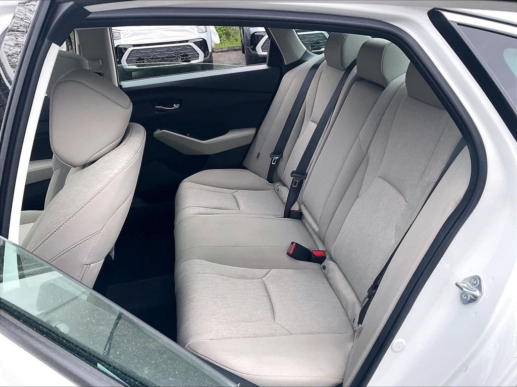 Used 2023 White Honda EX image 15