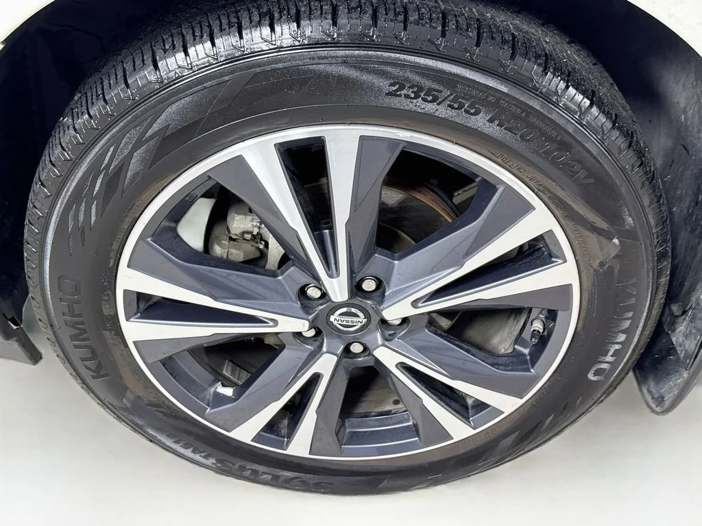 Used 2017 Pearl White Nissan Platinum image 44
