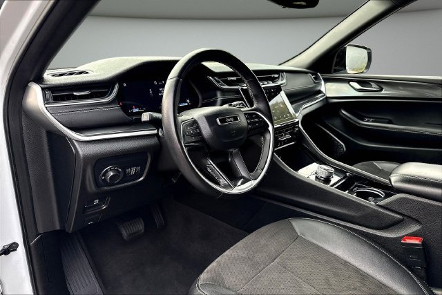 Used 2022 White Jeep Altitude image 19