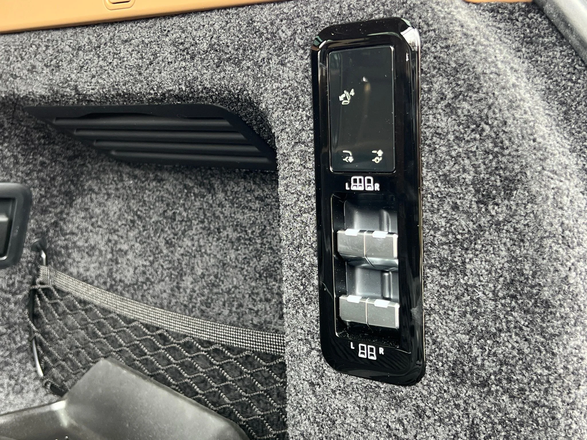 Used 2025 Gray Land Rover SE LWB image 22