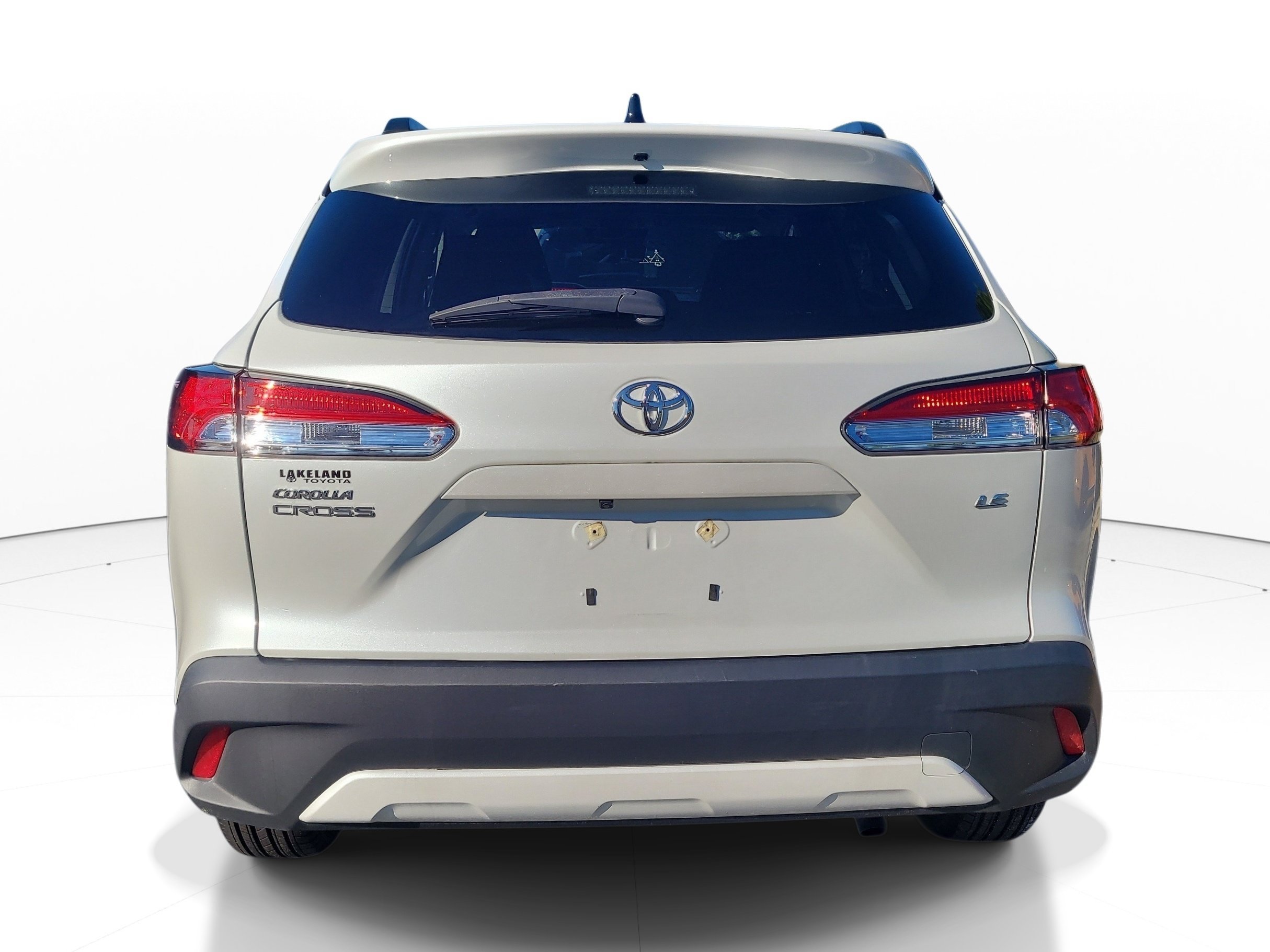 Used 2025 Pearl Toyota LE image 5