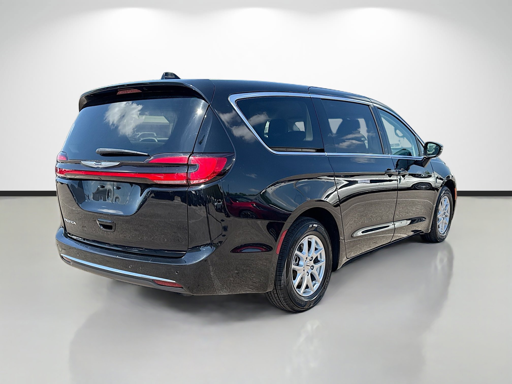 Used 2024 Diamond Black Crystal Pearlcoat Chrysler Touring L image 3