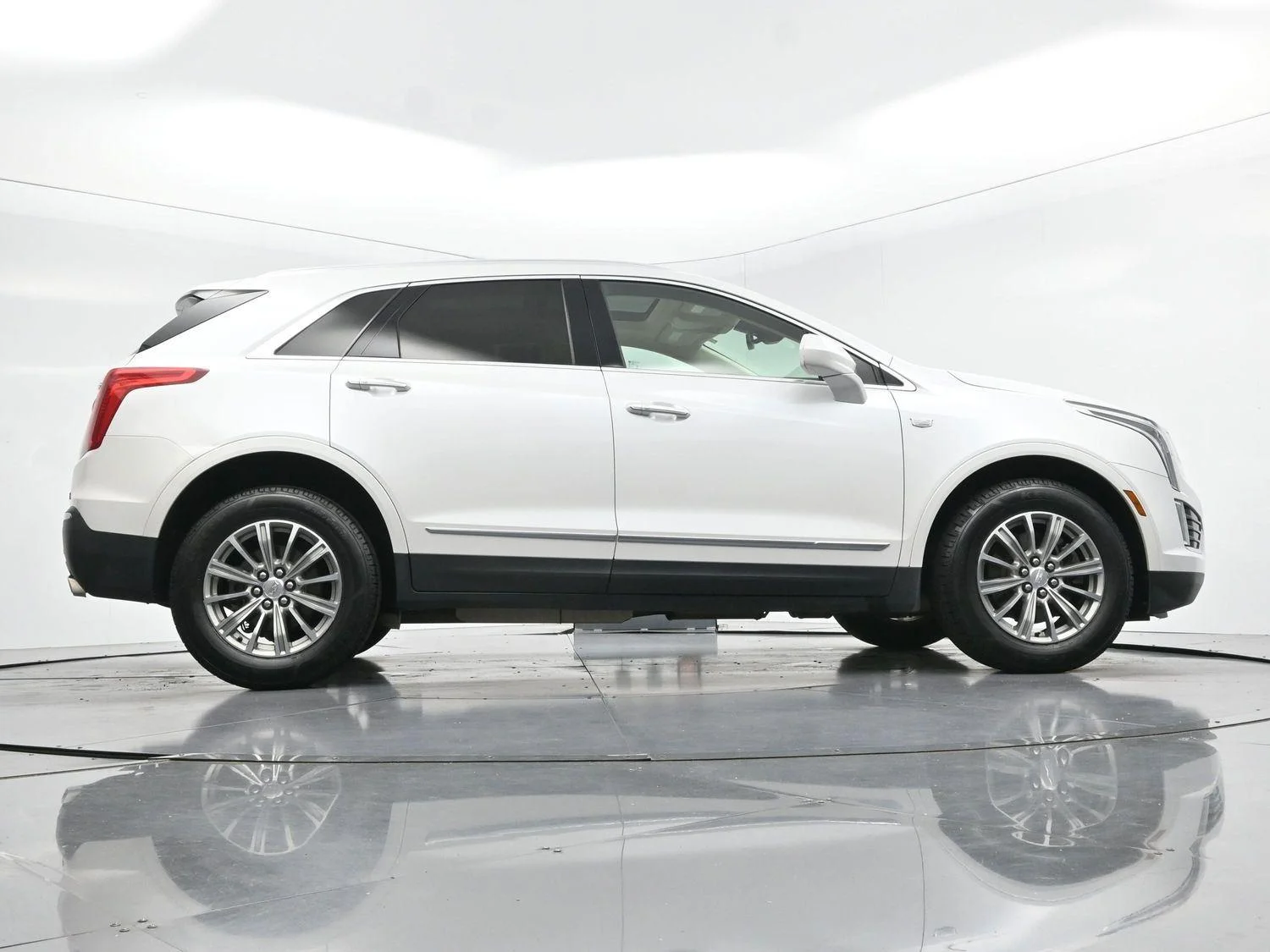 Used 2017 CRYSTAL WHITE TRICOAT Cadillac Luxury FWD image 49
