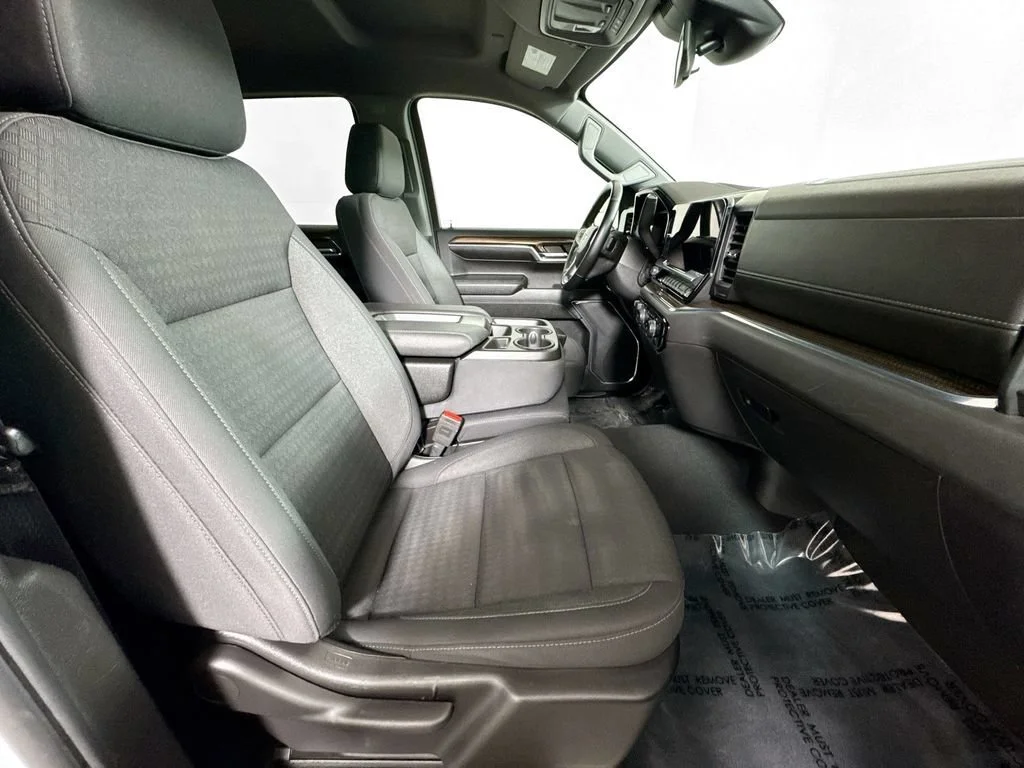 Used 2024 Summit White Chevrolet LT image 10