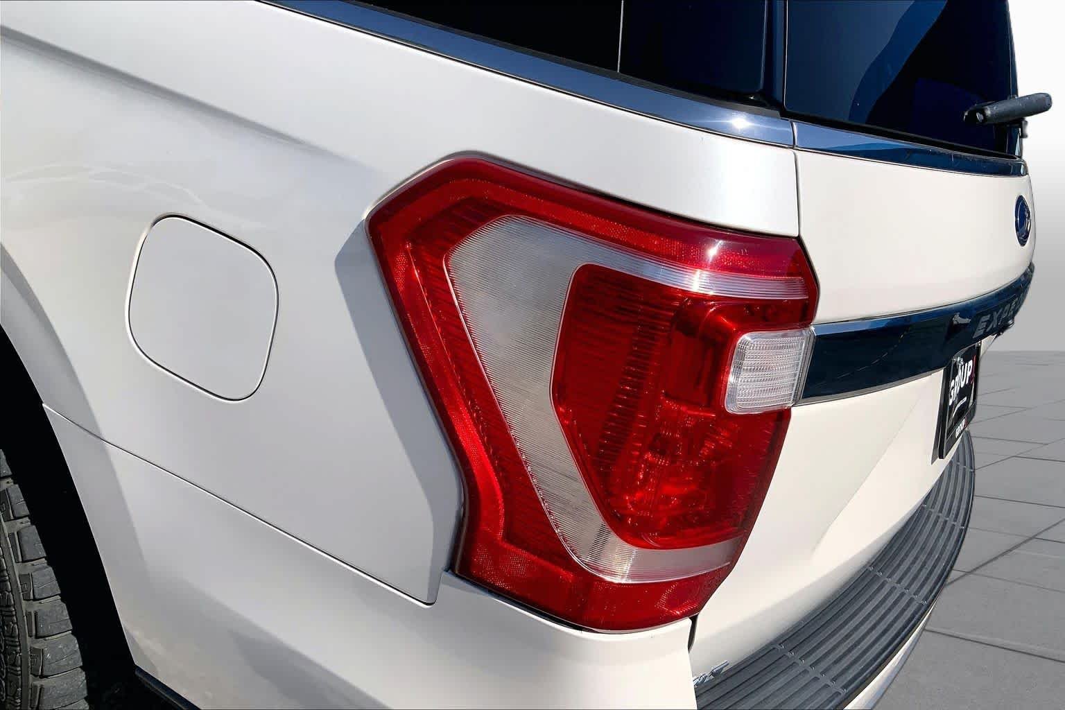 Used 2018 White Platinum Metallic Tri-Coat Ford XLT image 29