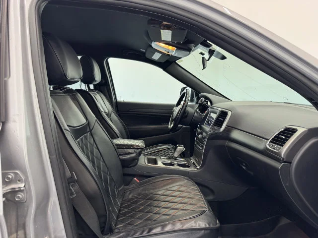 Used 2020 Billet Silver Metallic Clearcoat Jeep Laredo E image 18
