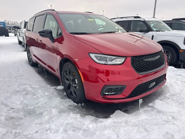 New 2026 Red Hot Pearl-Coat Exterior Paint Chrysler Select image 3