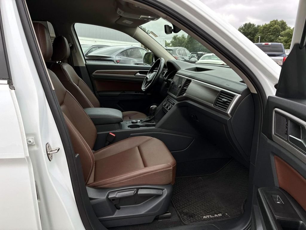 Used 2021 White Volkswagen 3.6L V6 SE w/Technology image 10