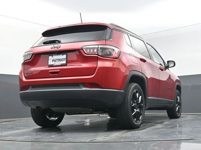 New 2026 Red Hot Pearl-Coat Exterior Paint Jeep Latitude image 45