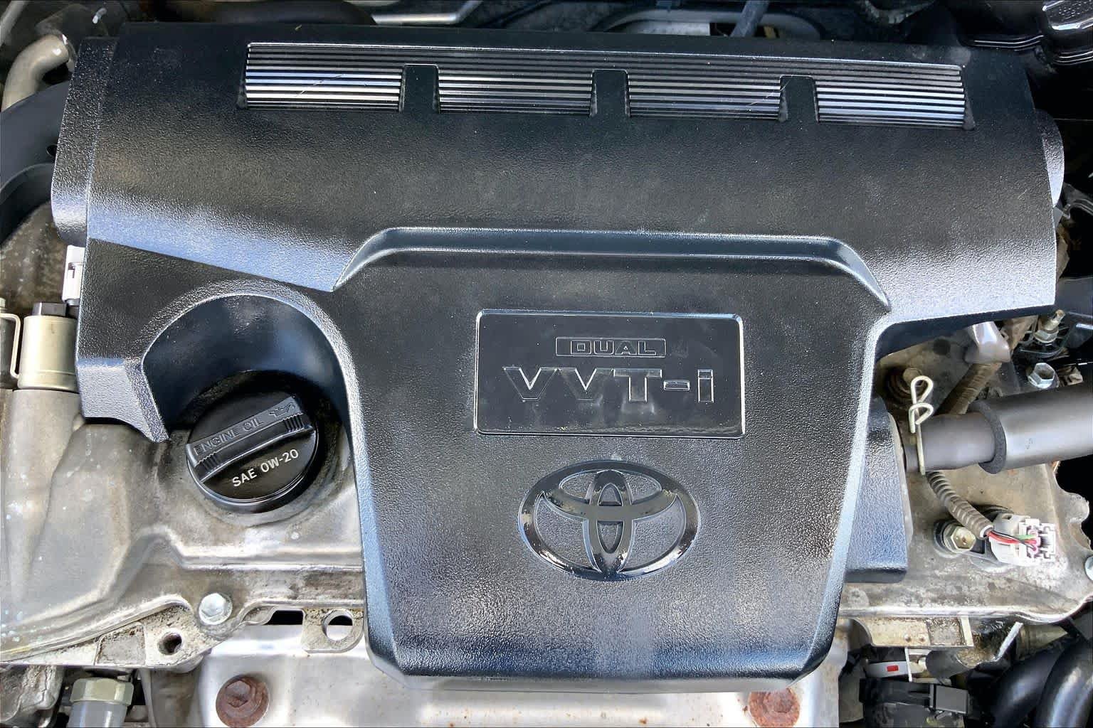 Used 2015 Classic Silver Metallic Toyota LE image 31