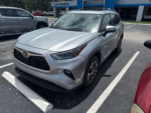 Used 2021 Silver Toyota XLE image 1