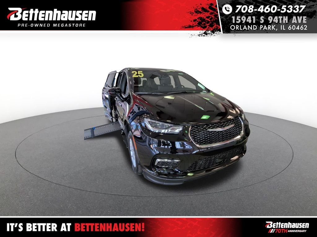 2025 Chrysler Pacifica Select's photo