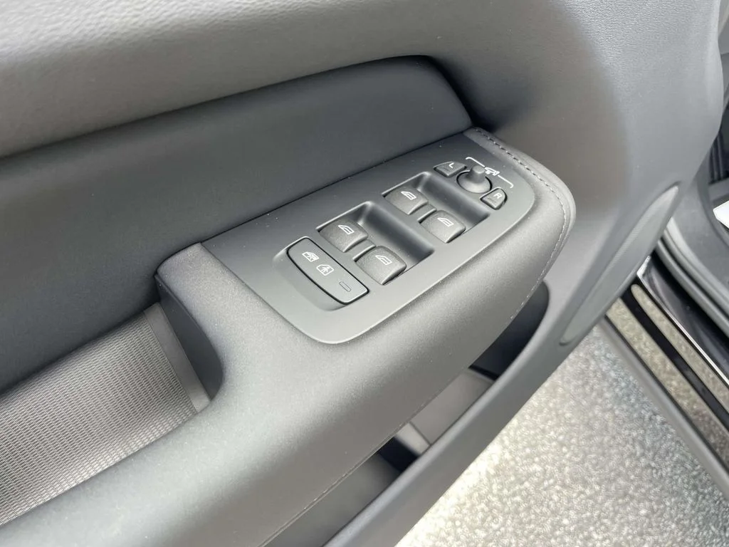 2026 Volvo XC60 Plus - Photo 6