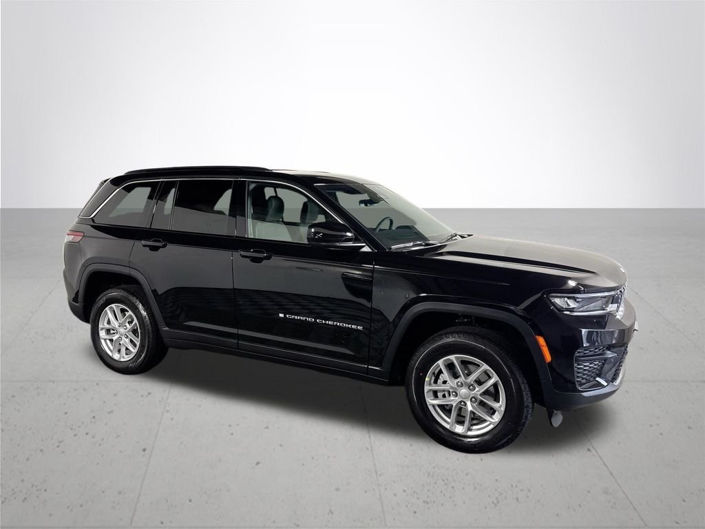 New 2026 Diamond Black Crystal Pearl-Coat Exterior Paint Jeep Laredo image 4