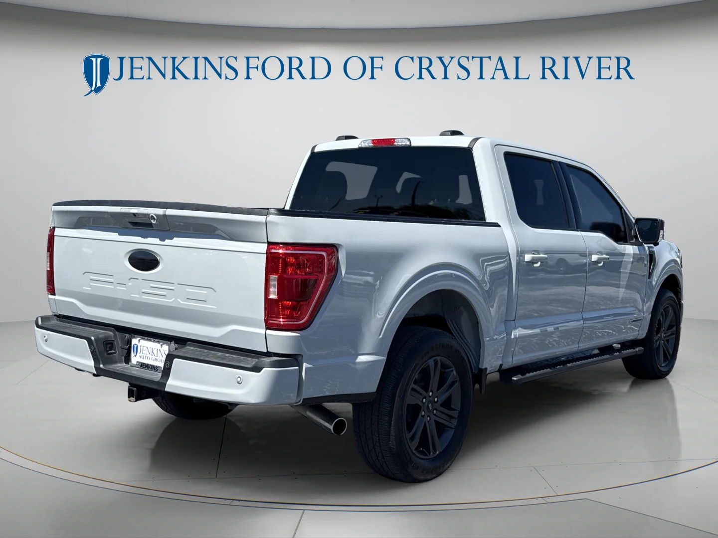 Used 2023 Avalanche Gray Ford XLT image 5