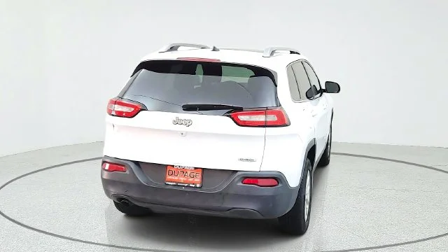 Used 2014 White Jeep Latitude image 10