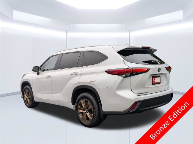 Used 2023 Beige Toyota Bronze Edition image 4