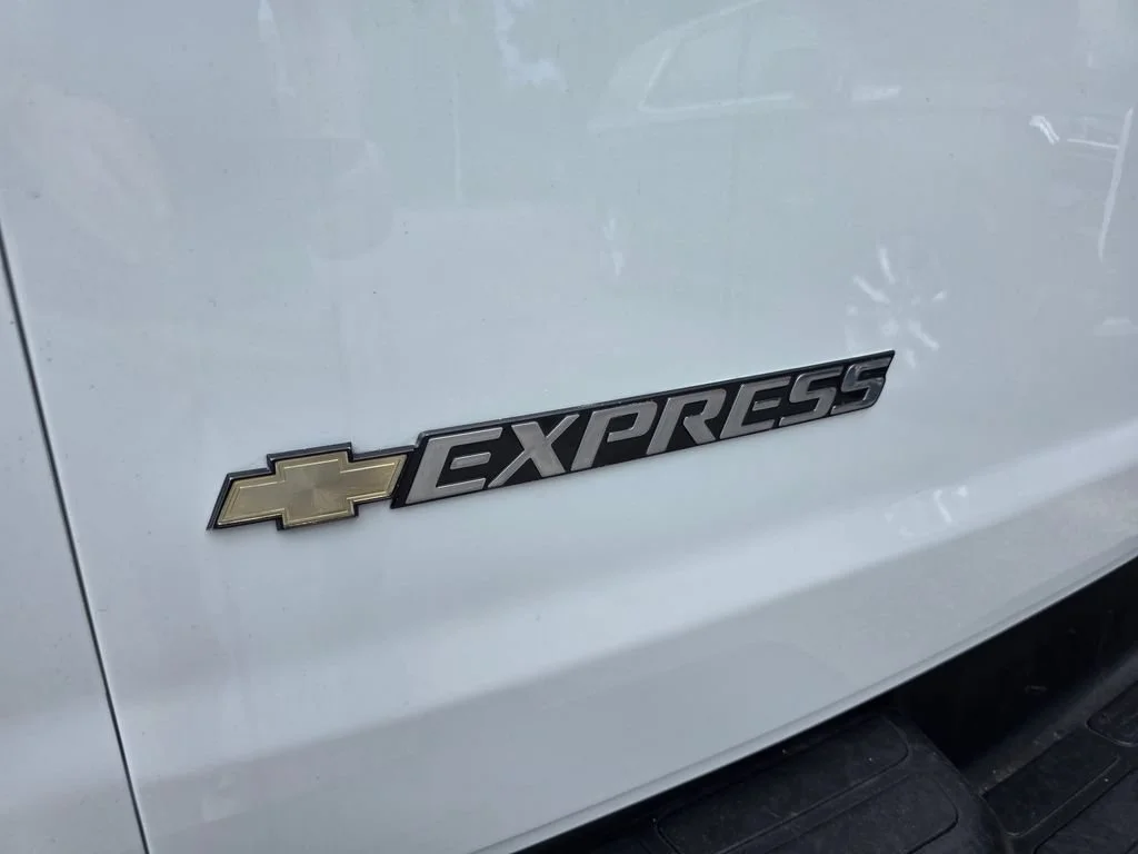 Used 2025 Summit White Chevrolet WT image 13