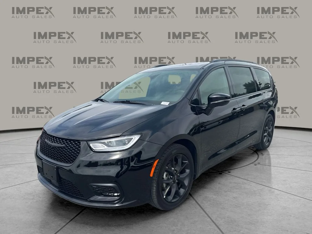 Used 2025 Black Chrysler Limited image 1