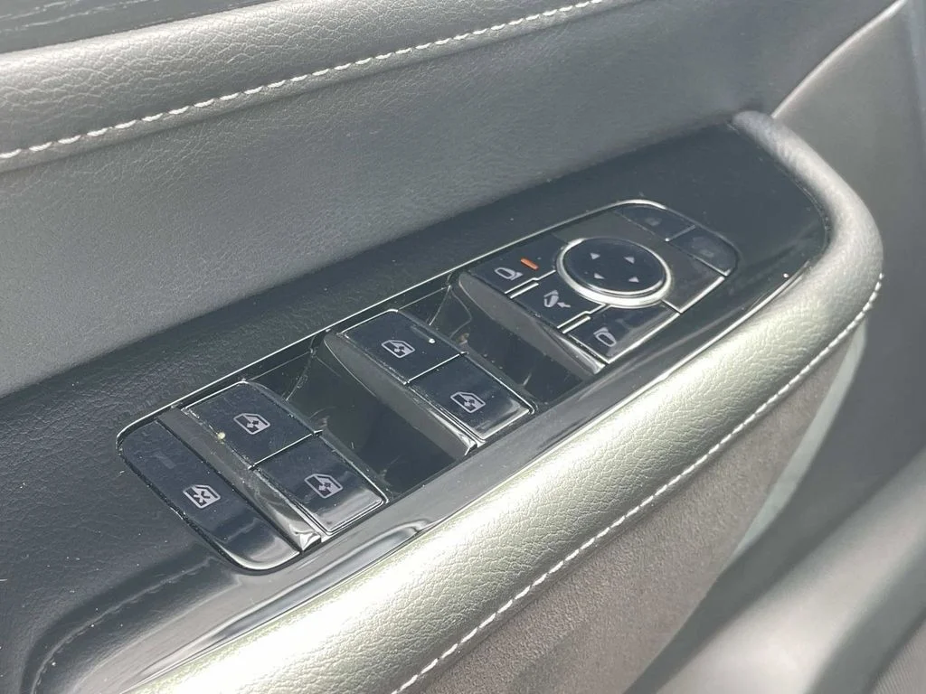 Used 2025 Black INFINITI SENSORY image 15