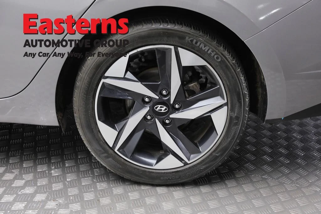 Used 2023 Silver Hyundai SEL image 8
