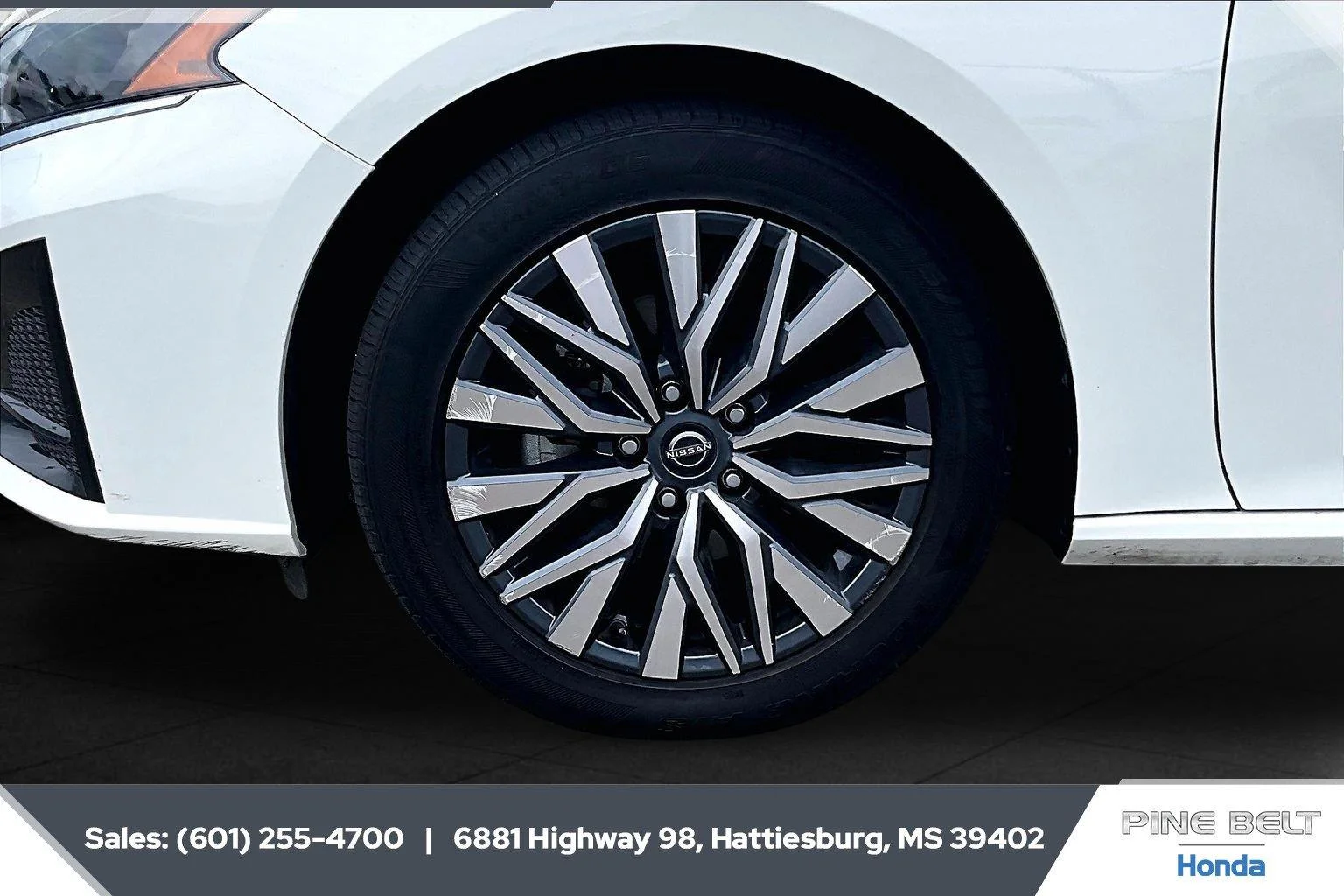 Used 2025 Glacier White Nissan SV image 7