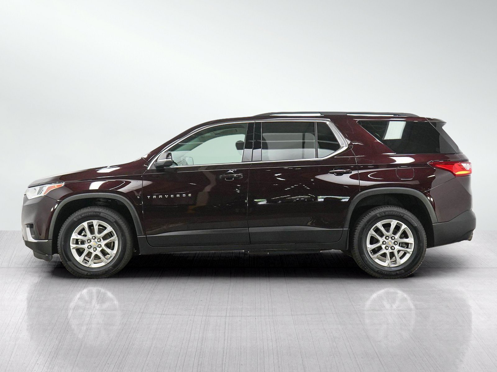 Used 2021 Chevrolet Traverse 1LT with VIN 1GNEVGKW0MJ257846 for sale in South Saint Paul, Minnesota