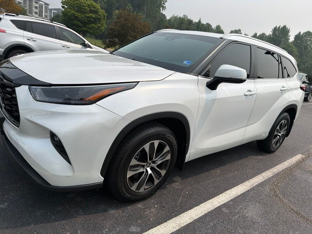 Used 2024 Beige Toyota XLE image 6
