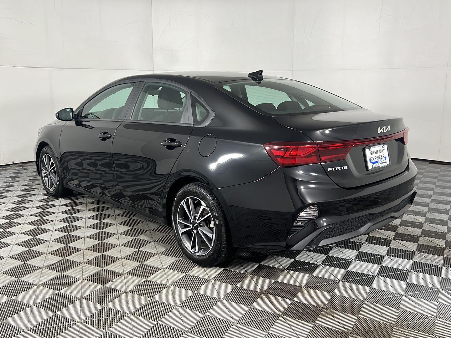 Used 2023 Aurora Black Pearl Kia LXS image 28