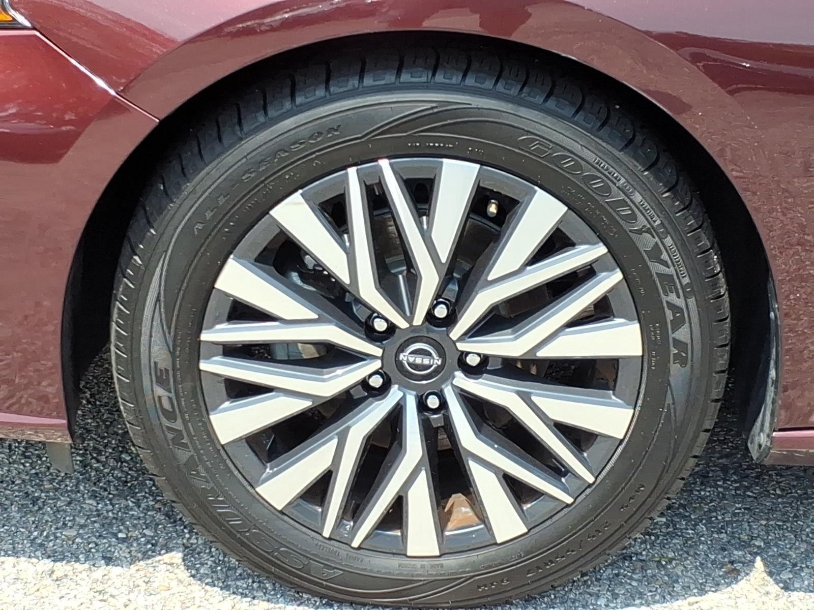 Used 2024 Garnet Pearl Metallic Nissan 2.5 SV image 4