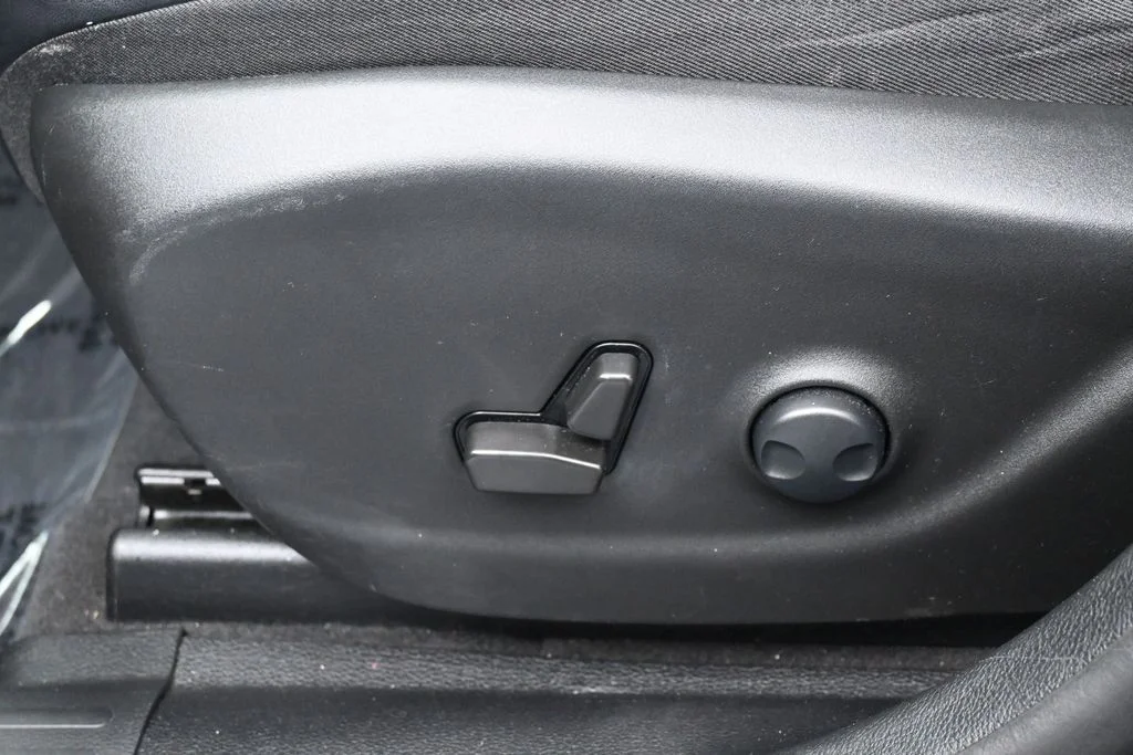 Used 2022 Diamond Black Crystal Pearlcoat Jeep Latitude Lux image 12