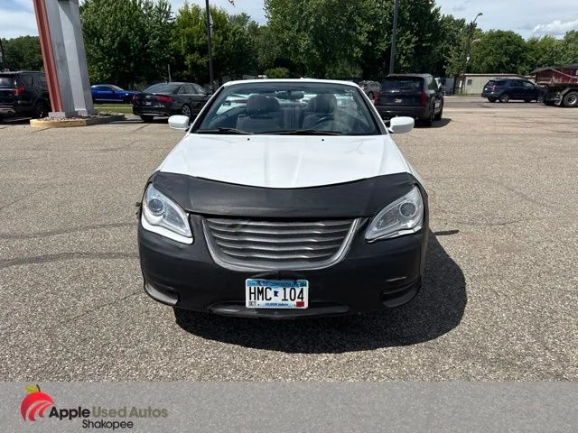 Used 2012 White Chrysler Touring image 2