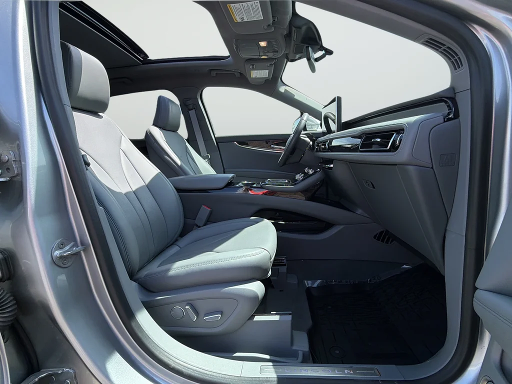 Used 2022 Silver Lincoln Reserve image 15