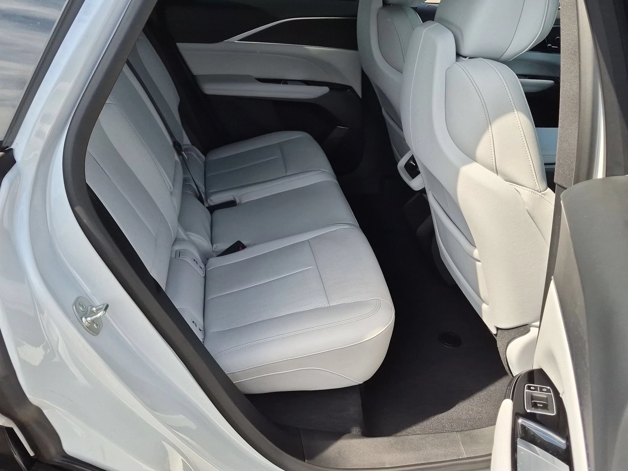 Used 2024 Crystal White Tricoat Cadillac Sport image 26