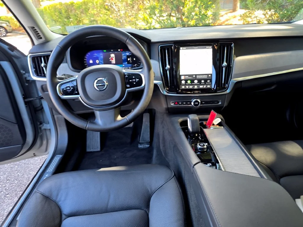 Used 2025 Gray Volvo Plus, B6 AWD Gas (mild hybrid) image 26