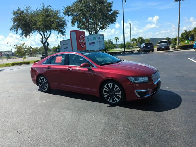 Used 2017 Red Lincoln Reserve image 1
