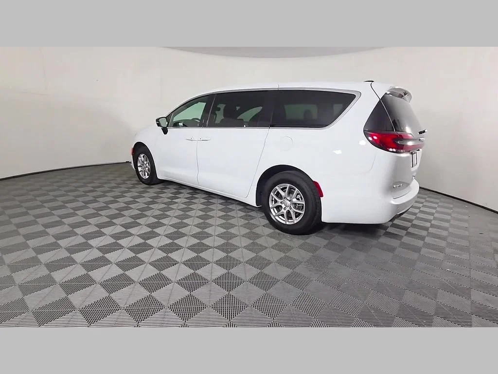 New 2026 Bright White Clear-Coat Exterior Paint Chrysler Select image 30