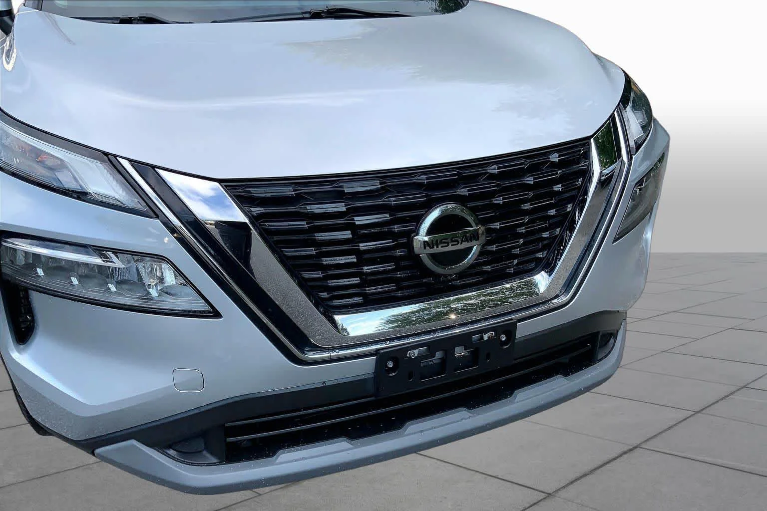 Used 2021 Brilliant Silver Metallic Nissan SV image 32