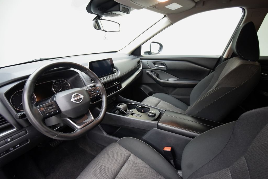 Used 2025 Everest White Pearl Nissan SV image 7