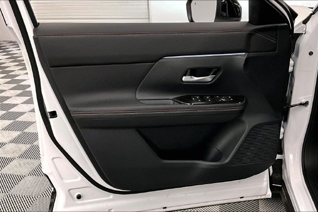 New 2026 Aspen White Tricoat/Super Black Nissan SR image 29